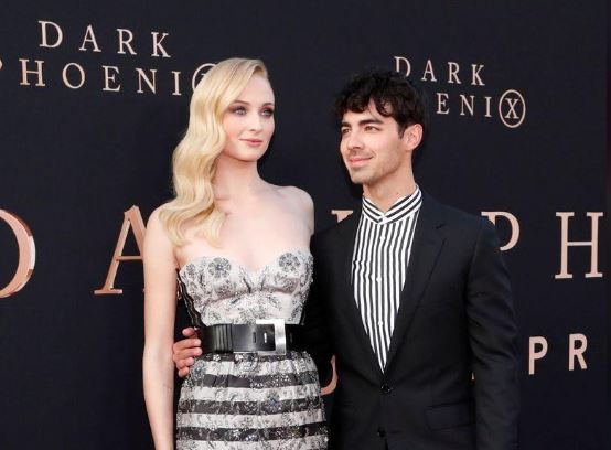 الممثلة صوفي تيرنر وزوجها جو جوناس في لوس أنجليس بصورة من أرشيف رويترز.